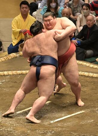豪ノ山（左）を攻める熱海富士（撮影・持木克友）