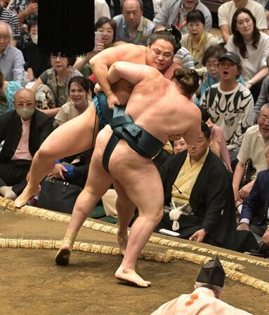 琴栄峰を寄り切りで下した安青錦（撮影・持木克友）