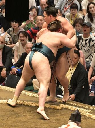 琴栄峰を寄り切りで下した安青錦（撮影・持木克友）