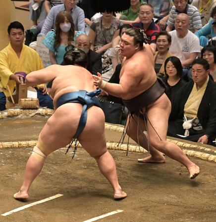 琴勝峰（左）を攻める霧島（撮影・持木克友）