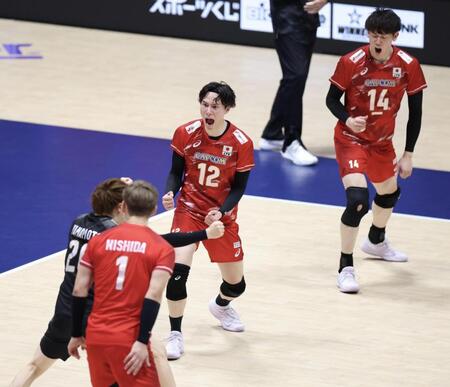 第１セット、得点が決まりほえる日本代表・高橋藍（撮影・中田匡峻）