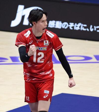 第１セット、ほえる日本代表・高橋藍（撮影・中田匡峻）