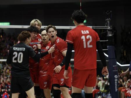 第２セット、得点が決まりほえる日本代表・西田有志（中央）ら（撮影・中田匡峻）