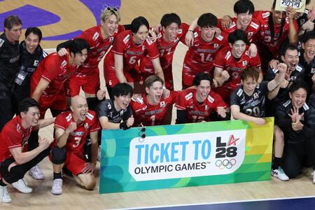 イランに勝利し歓喜の日本代表（撮影・中田匡峻）