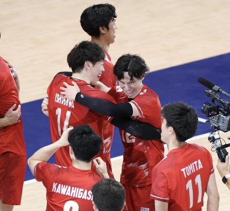 イランに勝利し、抱擁を交わす日本代表・石川祐希（左）と高橋藍（撮影・中田匡峻）