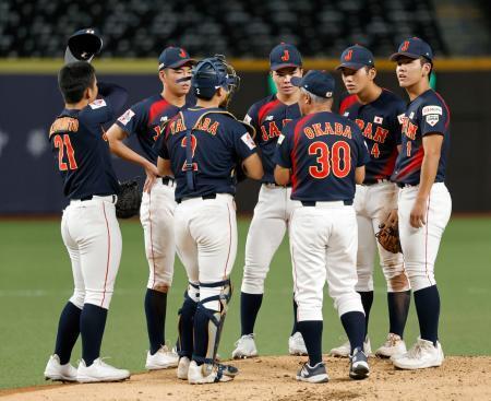 　決勝の韓国戦の２回、先制を許しマウンドに集まる高校日本代表ナイン＝台北（共同）