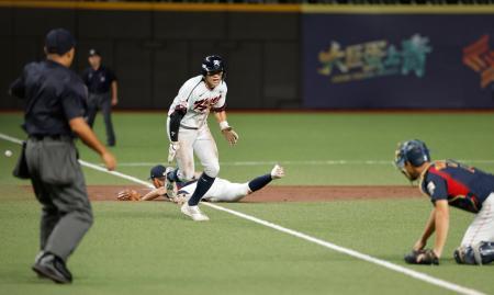 　決勝の韓国戦の２回、捕手山田の悪送球で先制を許す高校日本代表＝台北（共同）