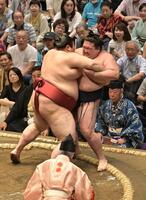 熱海富士（左）に寄り切られる豪ノ山＝両国国技館（撮影・持木克友）