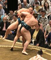 琴栄峰を寄り切りで下した安青錦（撮影・持木克友）