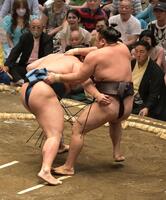 琴勝峰（左）を上手投げで下す霧島（撮影・持木克友）