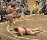 大栄翔（右）を叩き込みで下した大の里（撮影・持木克友）