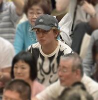 観戦する上地雄輔（撮影・持木克友）