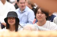 観戦に訪れた戸塚優斗（右）と今井胡桃夫妻（撮影・堀内翔）