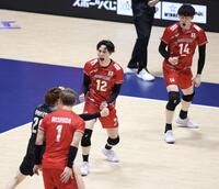 第１セット、得点が決まりほえる日本代表・高橋藍（撮影・中田匡峻）