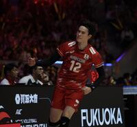 第２セット、得点が決まり拳を握る日本代表・高橋藍（撮影・中田匡峻）