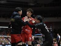 第２セット、サービスエースを決め、もみくちゃにされる日本代表・石川祐希（中央）＝撮影・中田匡峻