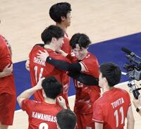 イランに勝利し、抱擁を交わす日本代表・石川祐希（左）と高橋藍（撮影・中田匡峻）