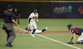 　決勝の韓国戦の２回、捕手山田の悪送球で先制を許す高校日本代表＝台北（共同）