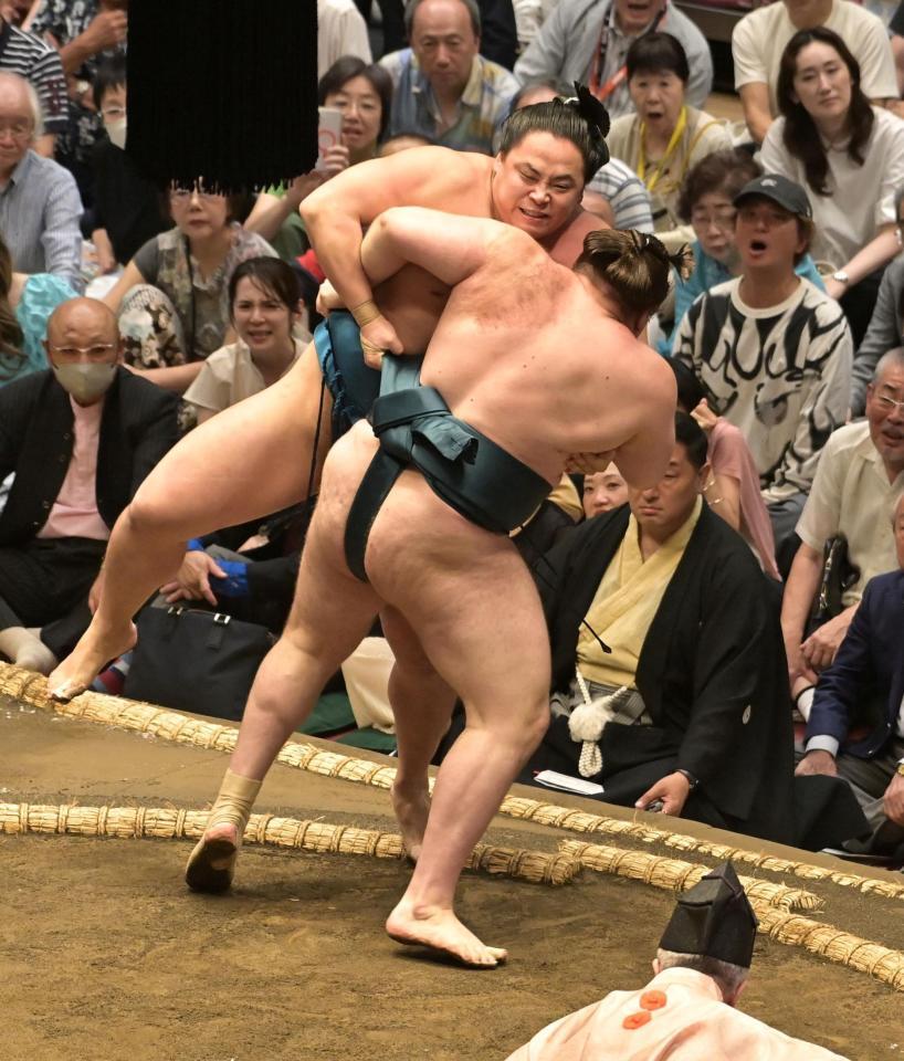 琴栄峰を寄り切りで下した安青錦（撮影・持木克友）