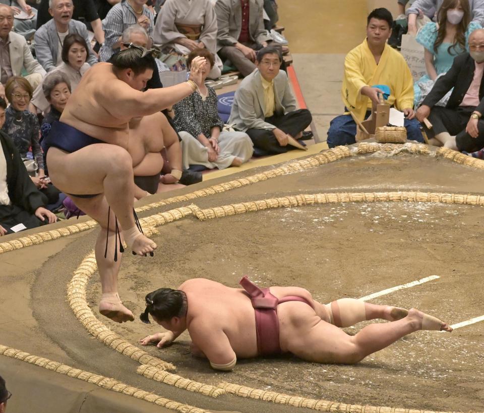 大栄翔（右）を叩き込みで下した大の里（撮影・持木克友）