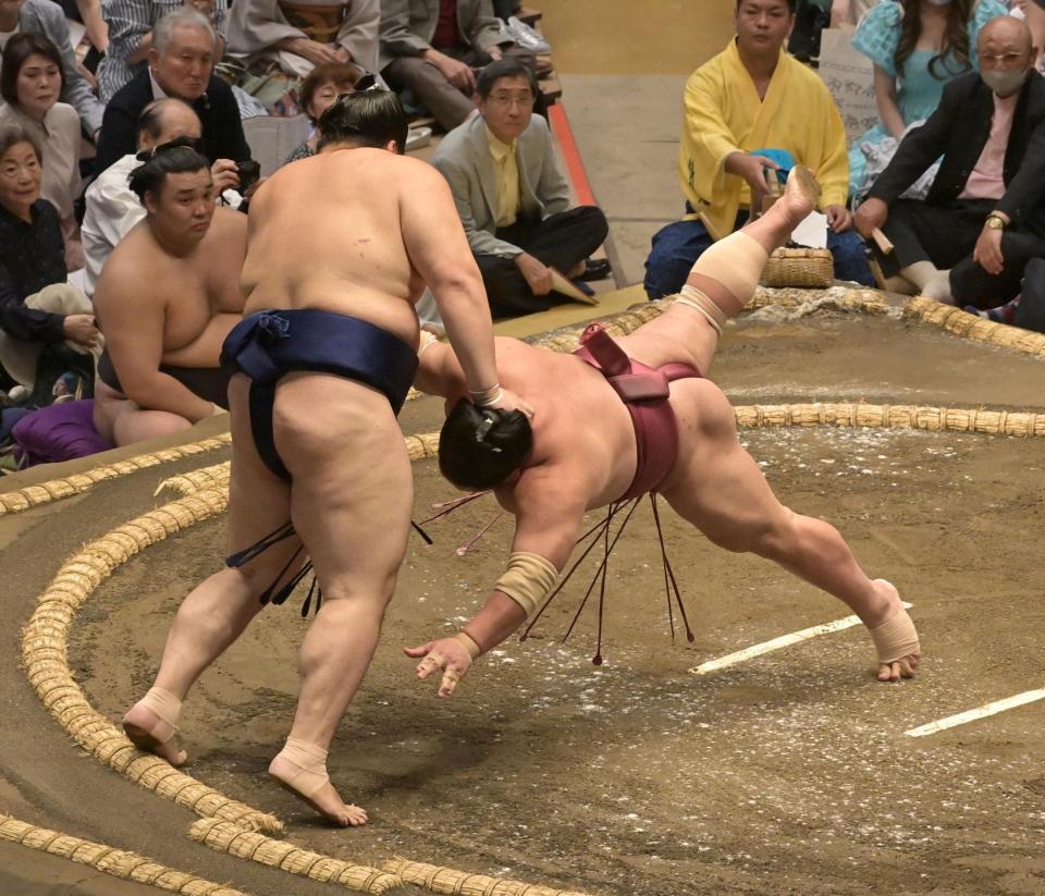 大栄翔（右）を叩き込みで下した大の里（撮影・持木克友）