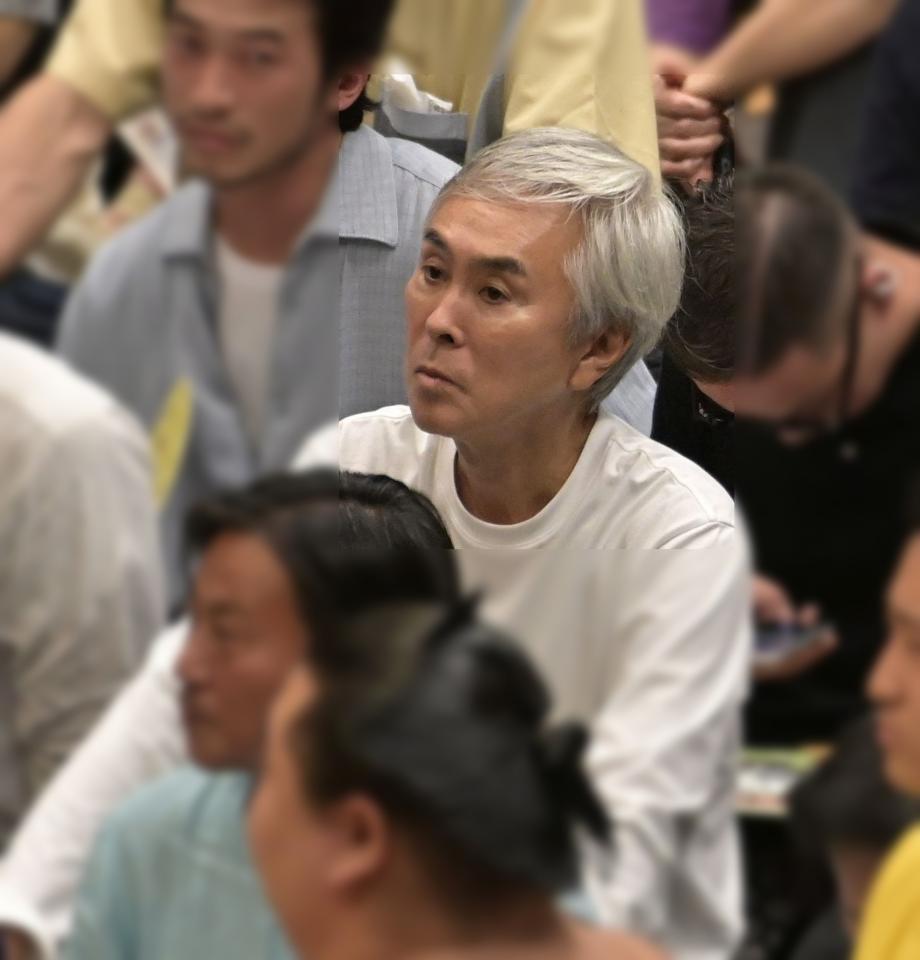 観戦する石原伸晃（画像の一部を加工しています）