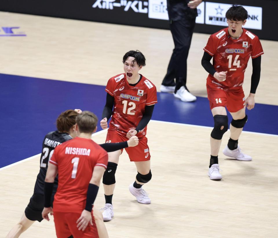 第１セット、得点が決まりほえる日本代表・高橋藍（撮影・中田匡峻）