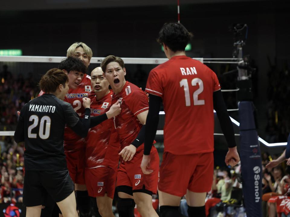第２セット、得点が決まりほえる日本代表・西田有志（中央）ら（撮影・中田匡峻）