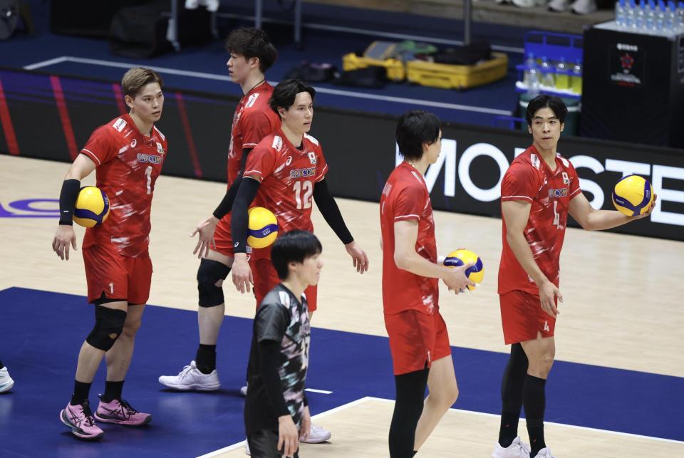 試合前練習に臨む日本代表・高橋藍（中央）ら（撮影・中田匡峻）