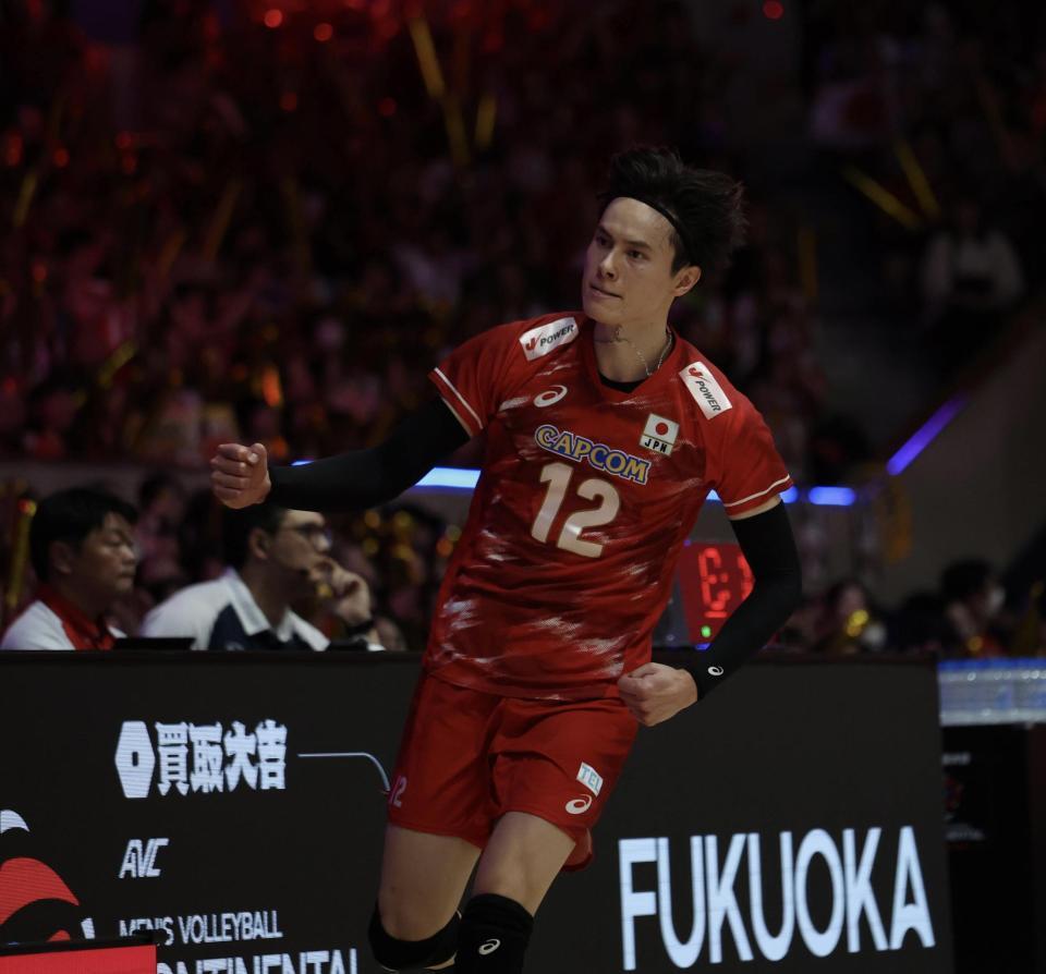 第２セット、得点が決まり拳を握る日本代表・高橋藍（撮影・中田匡峻）