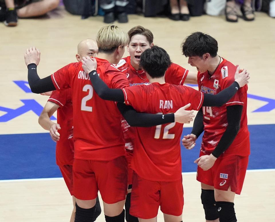 第２セット、得点を奪い喜ぶ西田（中）、石川（右）ら