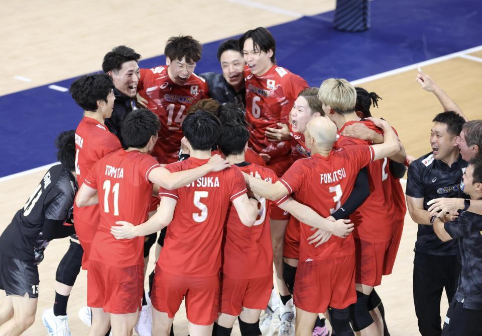 イランに勝利し歓喜の日本代表（撮影・中田匡峻）