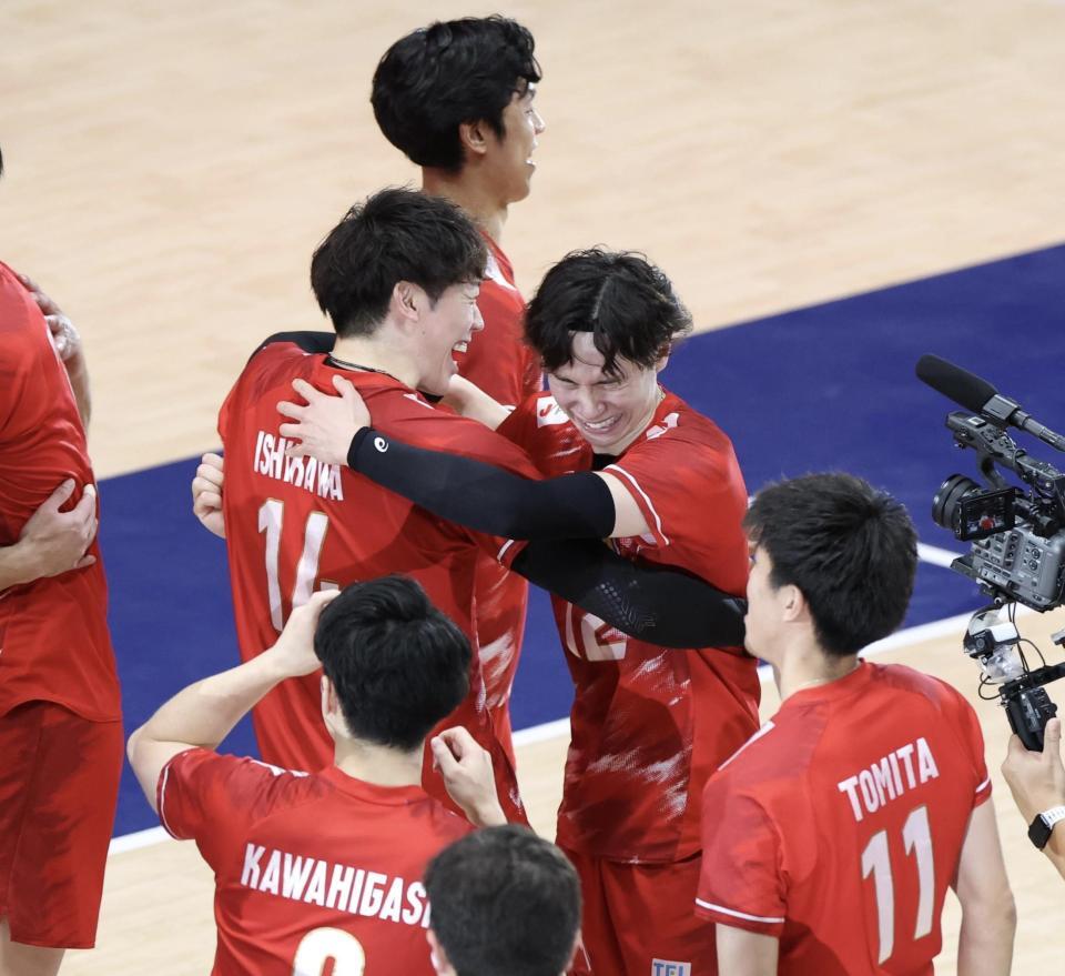 イランに勝利し、抱擁を交わす日本代表・石川祐希（左）と高橋藍（撮影・中田匡峻）