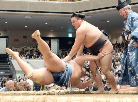 　琴勝峰（左）を上手投げで下す霧島（撮影・堀内翔）