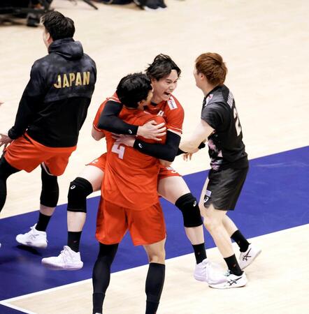 　優勝でロス五輪への切符を手にし、抱き合って喜ぶ高橋（撮影・中田匡峻）