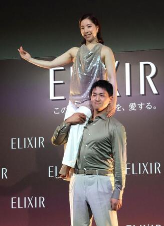 オープニングでリフトを披露する木原龍一さん（下）と三浦璃来さん（撮影・西岡正）