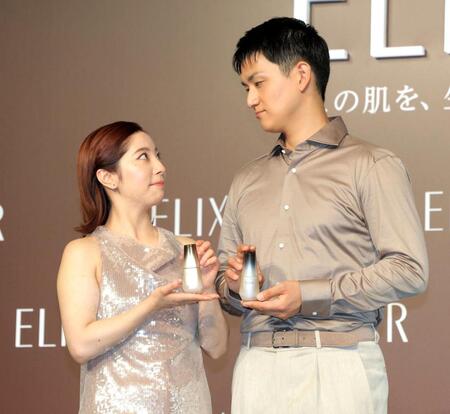 商品を手にお互いを見つめる三浦璃来さん（左）と木原龍一さん（撮影・西岡正）