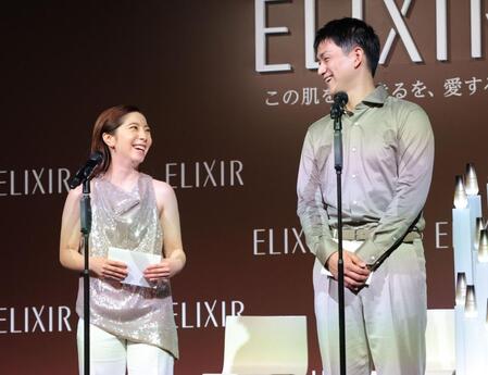 笑顔で顔を見合わせる三浦璃来さん（左）と木原龍一さん（撮影・西岡正）