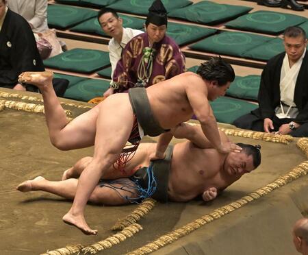 行徳（右）を寄り倒しで破った大森（撮影・持木克友）