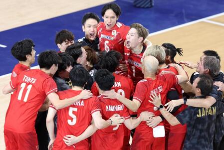 イランに勝利し、優勝を決めた日本代表・西田有志（中央右）ら選手たちは喜びを爆発させる（撮影・中田匡峻）