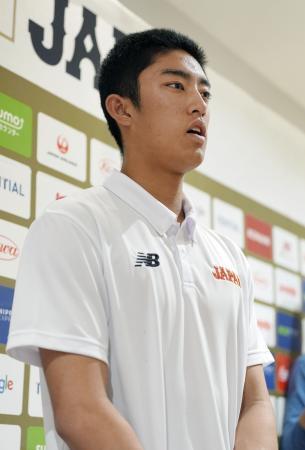 　野球のＵ-１８アジア選手権から帰国し、取材に応じる高校日本代表の織田翔希＝１４日、羽田空港