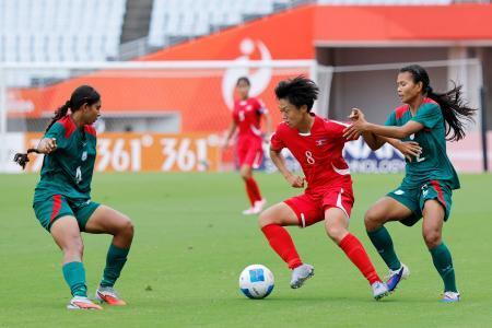 　サッカー女子のバングラデシュ戦で競り合う北朝鮮の李誠雅選手（右から２人目）＝１４日、大阪市のヤンマースタジアム長居