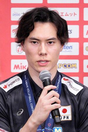２０２８年ロサンゼルス五輪の出場権を獲得し、記者会見するバレーボール男子日本代表の高橋藍