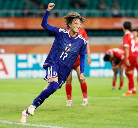 　日本-タイ　後半、チーム５点目となるゴールを決め、駆け出す宝田＝静岡スタジアム
