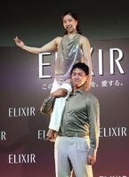オープニングでリフトを披露する木原龍一さん（下）と三浦璃来さん（撮影・西岡正）
