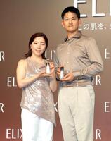 商品を手にポーズをとる三浦璃来さん（左）と木原龍一さん（撮影・西岡正）