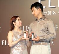 商品を手にお互いを見つめる三浦璃来さん（左）と木原龍一さん（撮影・西岡正）