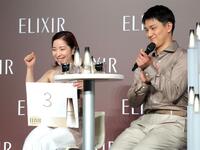 木原龍一さん（右）に関するクイズに正解し、ガッツポーズの三浦璃来さん（撮影・西岡正）