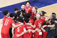 イランに勝利し、優勝を決めた日本代表・西田有志（中央右）ら選手たちは喜びを爆発させる（撮影・中田匡峻）