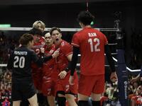 第２セット、得点が決まりほえる日本代表・西田有志（中央）ら（撮影・中田匡峻）
